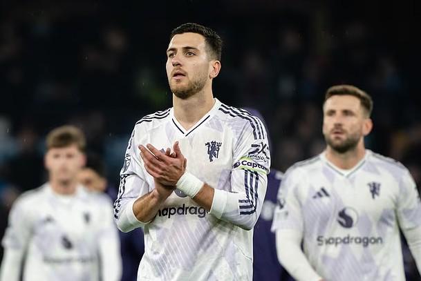 基恩：達(dá)洛特缺乏責(zé)任感；內(nèi)維爾：約羅防守太拖沓了